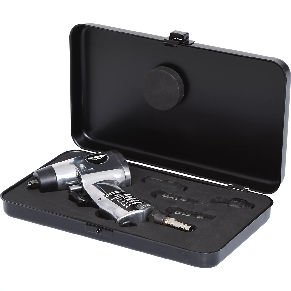 Schlagschrauber in schwarzem Koffer. Silberfarbener Schrauber liegt in schwarzem Schaumstoff. Der Koffer ist geöffnet.